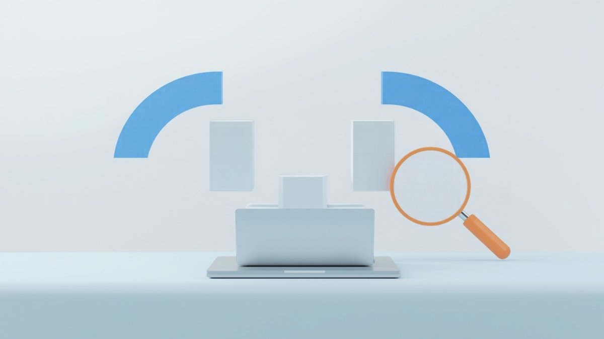 ノートパソコンの上に波かっこと虫眼鏡が浮かぶ、JSON-LDの記述と確認のイラスト